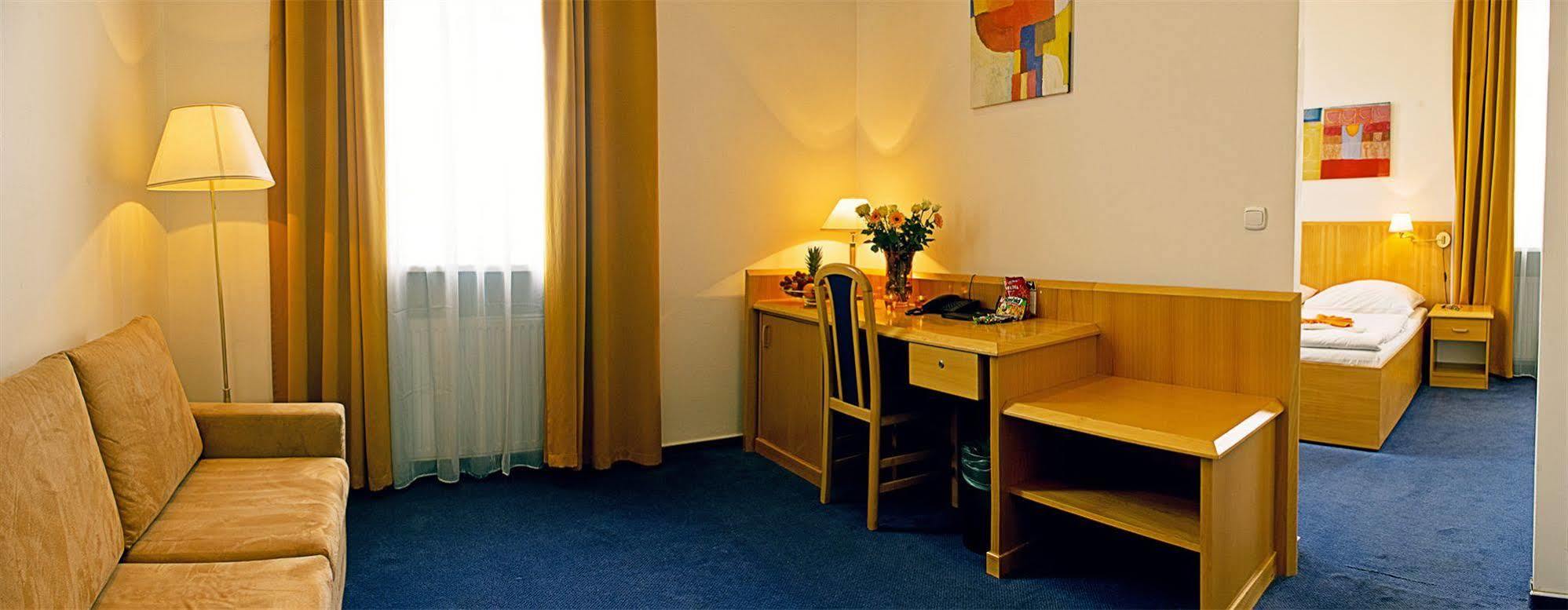 Hotel Nabucco Praag Buitenkant foto